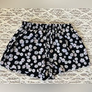 Forever 21 Daisy pull on shorts